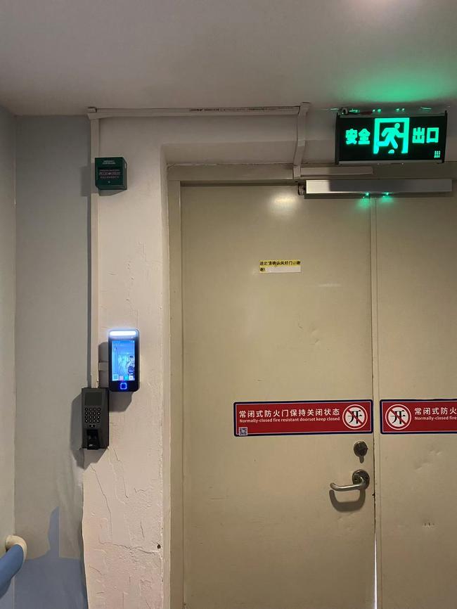 人脸识别门禁安装案例——南山顾养院消防门出入口